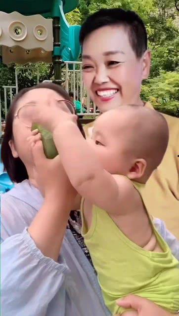 跟妈妈抢瓜吃,一场关于妈妈与孩子的甜蜜争夺战