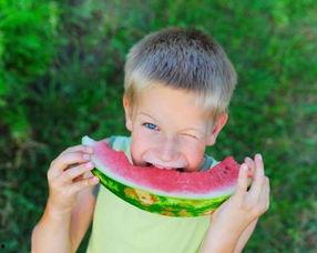 近期吃瓜男生,揭秘近期校园“吃瓜”男生的那些事儿